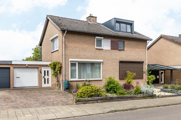 Te koop: Een ruime twee-onder-een kapwoning met inpandige garage, groot souterrain en goed formaat tuin gelegen op het Zuidwesten op een prima locatie in Wijlre.